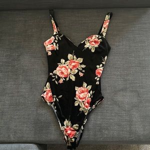 FLORAL FOREVER 21 BODYSUIT. SIZE SMALL. NEVER WORN. Velvet material.